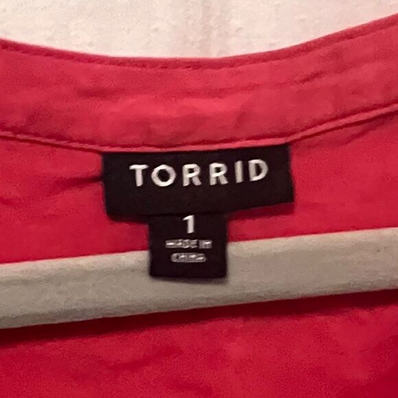 Torrid- Top w/ Fake Button’s Down the Front, Size 1 - Picture 2 of 4